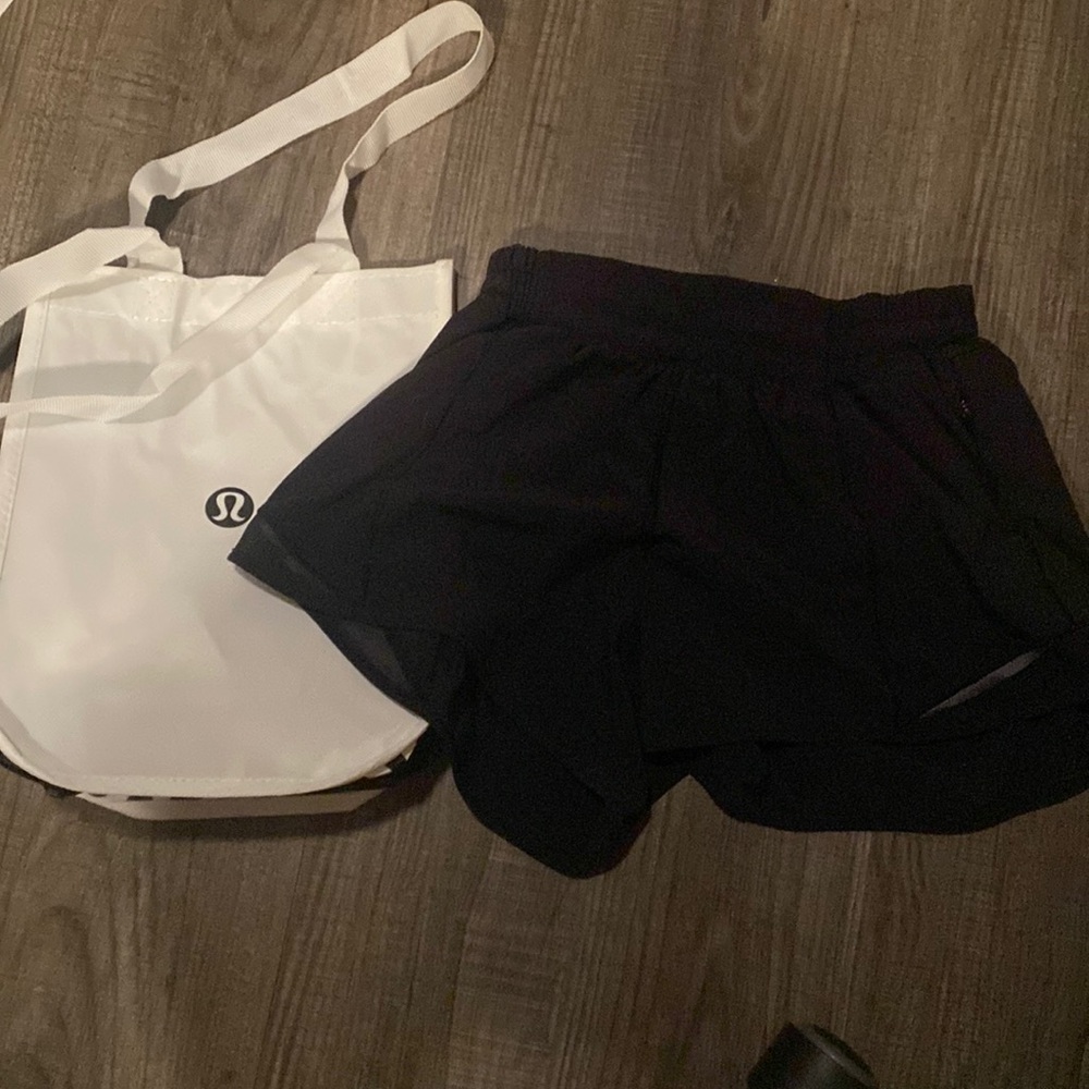 Lululemon Hotty Hot low rise short 4”